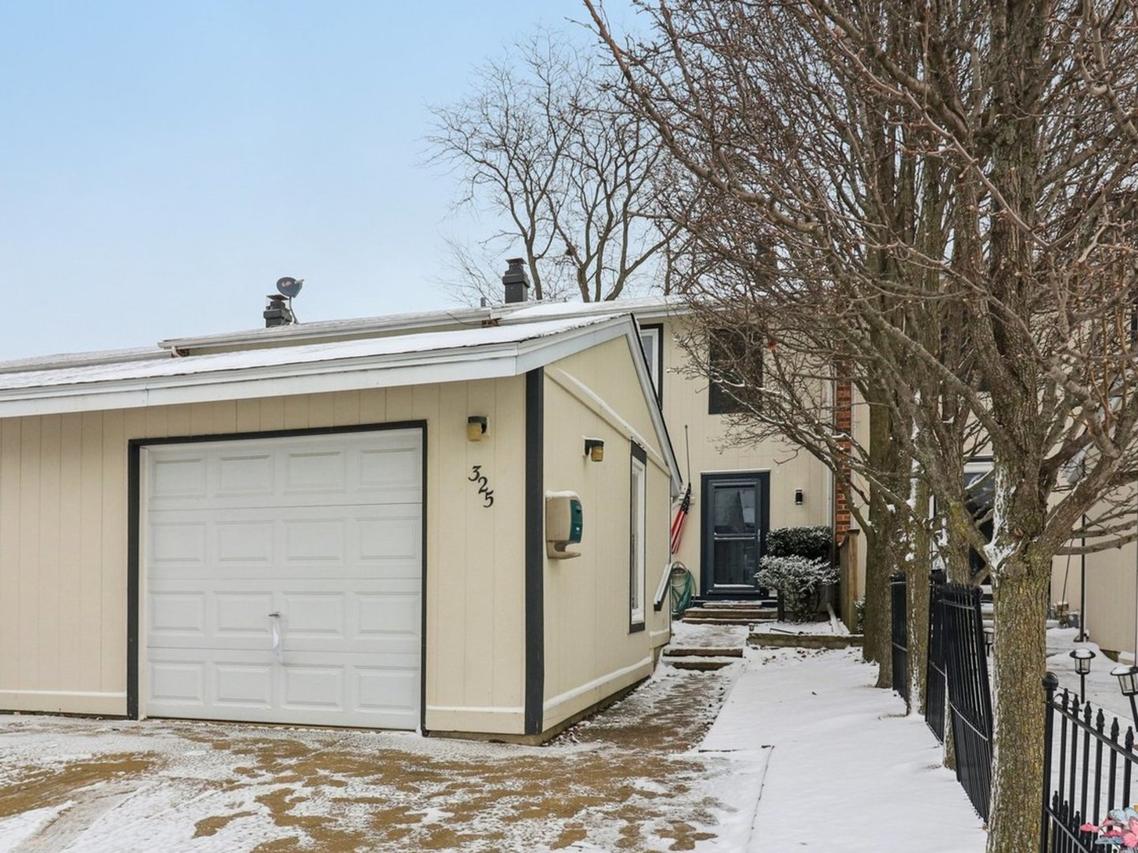 325 Colony Green Dr., Bloomingdale, IL 60108