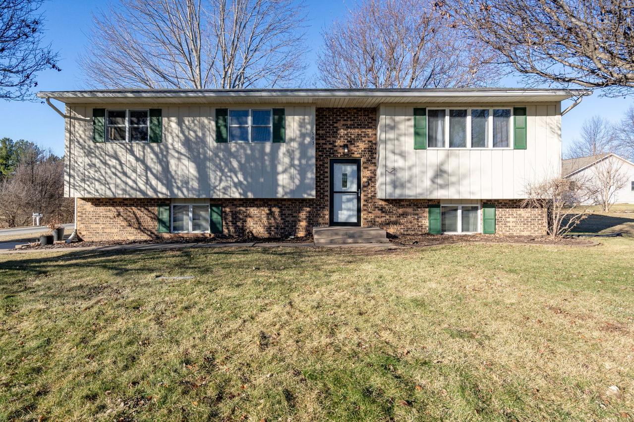 903 17th St., Viola, IL 61486