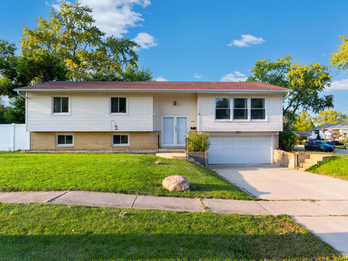 1591 Hillcrest Ave., Hanover Park, IL 60133