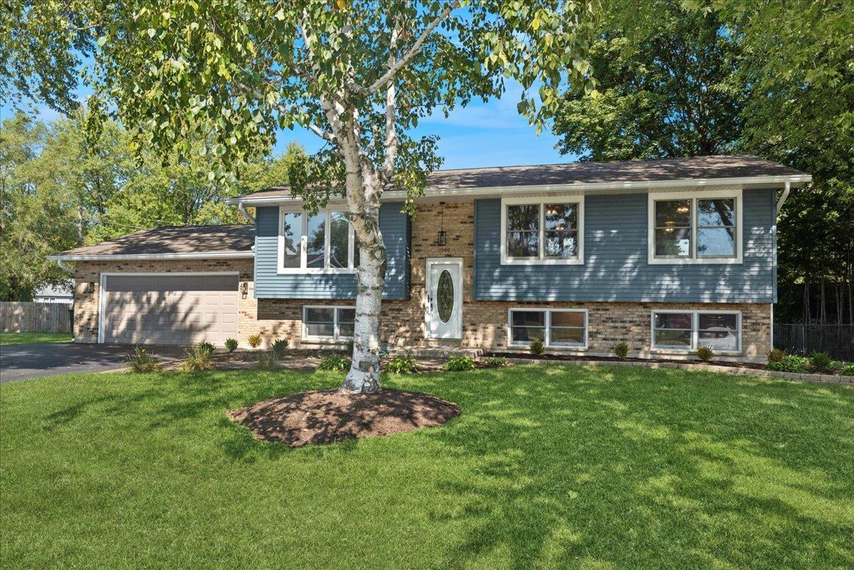 1900 Burr Oak Ln., Lindenhurst, IL 60046