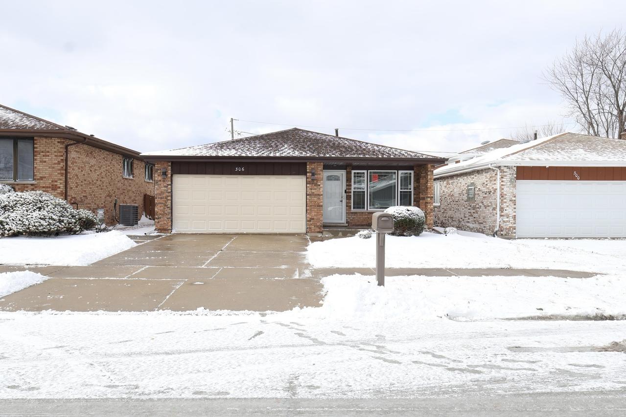 306 Escanaba Ave., Calumet City, IL 60409