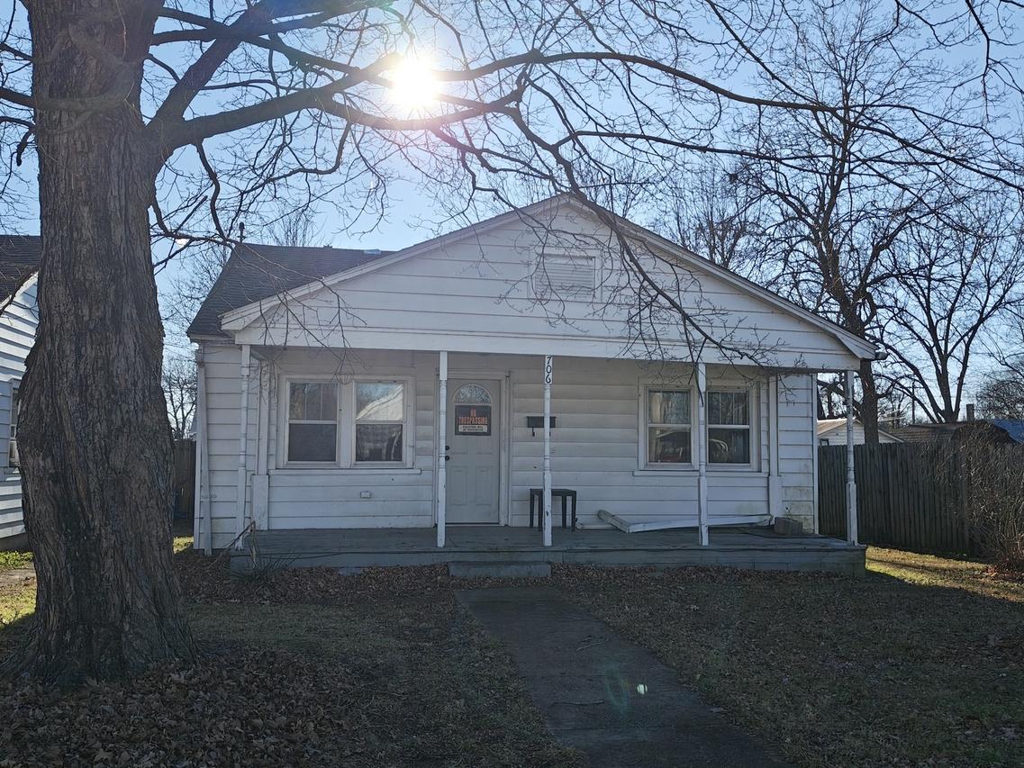 706 E 8th St., Metropolis, IL 62960