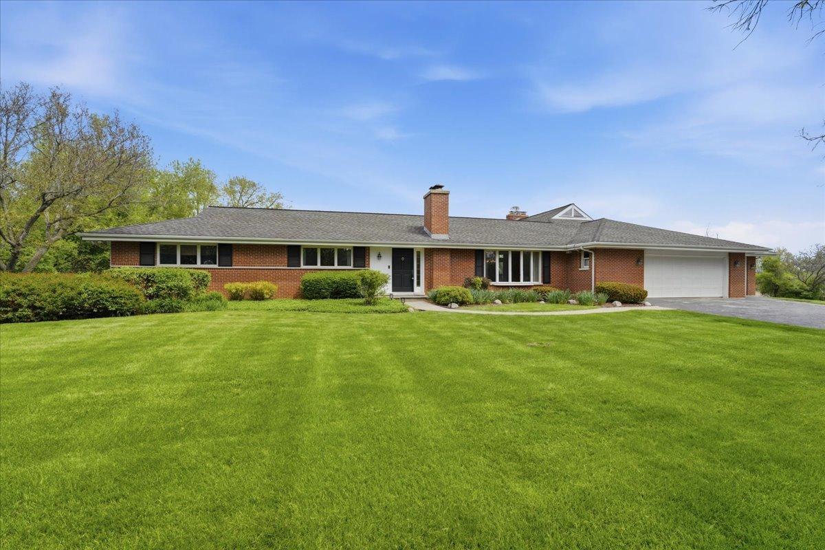 520 W Merri Oaks Rd., Barrington Hills, IL 60010