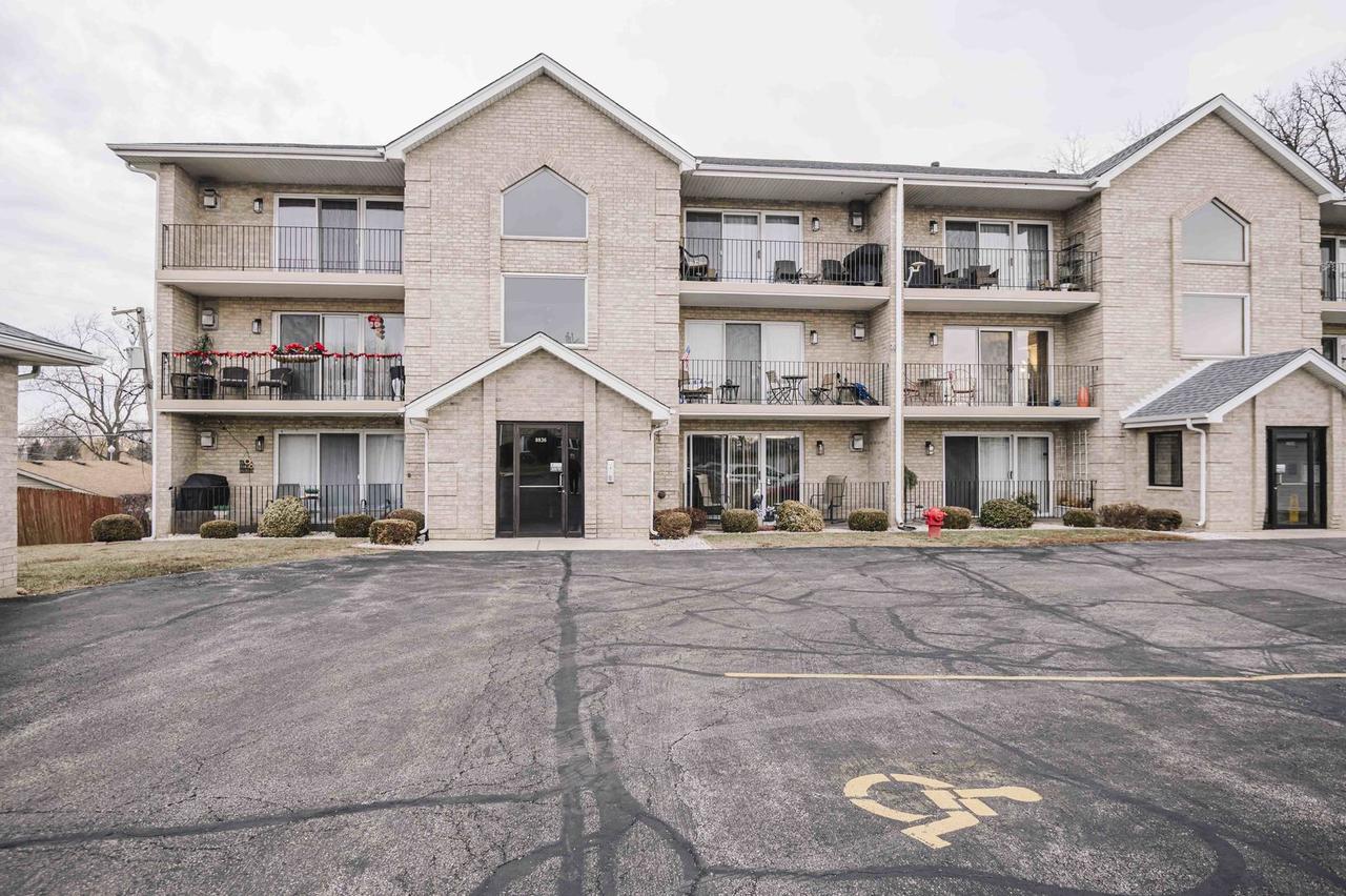 8836 Amelia Ct. #1B, Justice, IL 60458