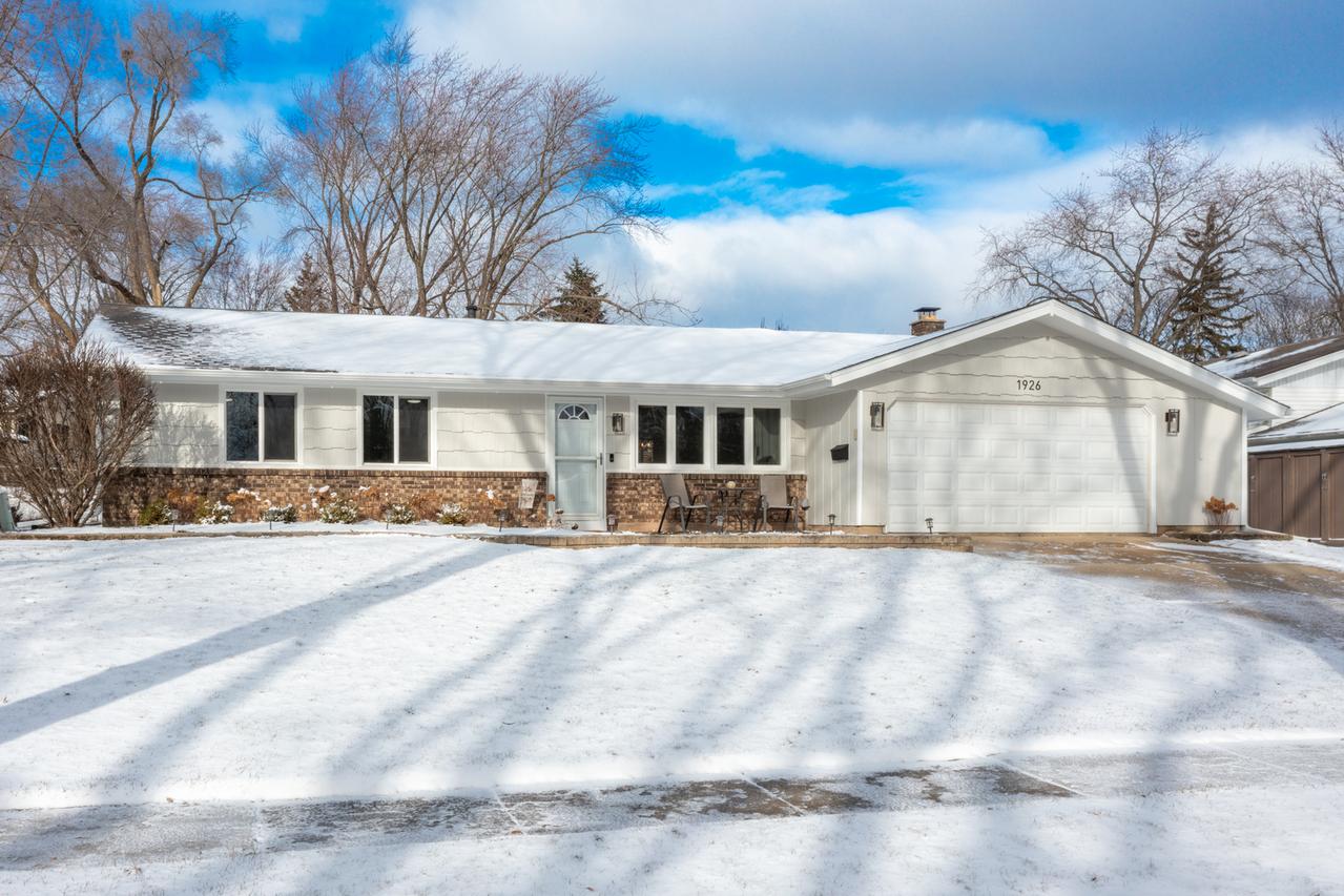 1926 Syracuse Ln., Schaumburg, IL 60193