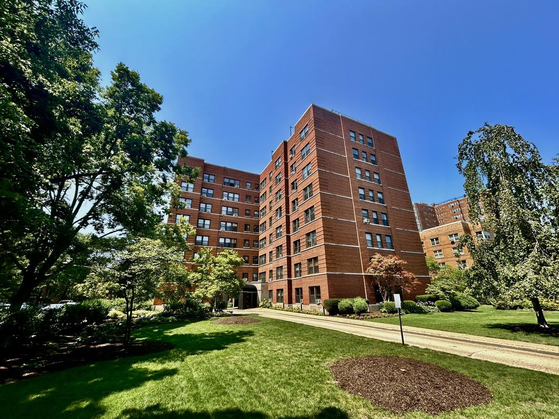 4900 N Marine Dr. #807, Chicago, IL 60640