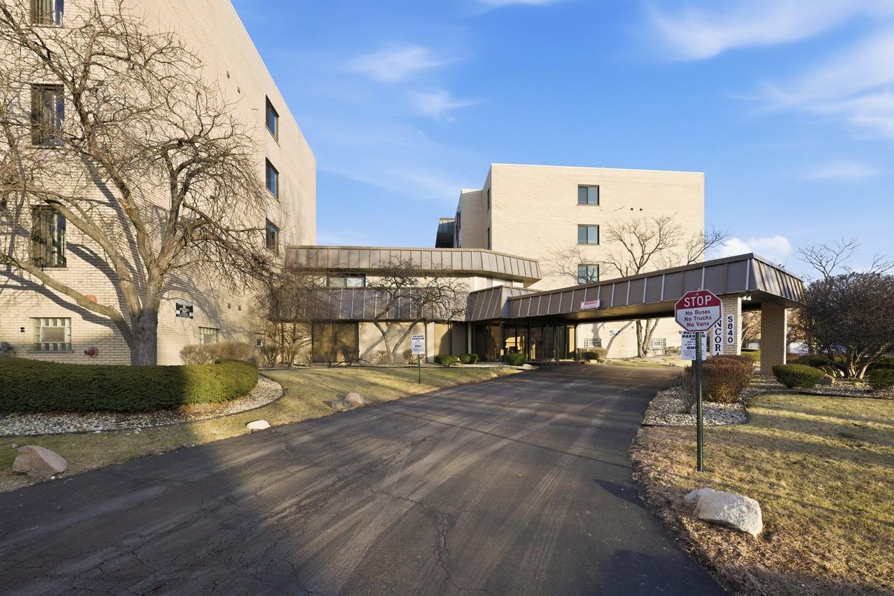 5840 W 104th St. #115, Oak Lawn, IL 60453
