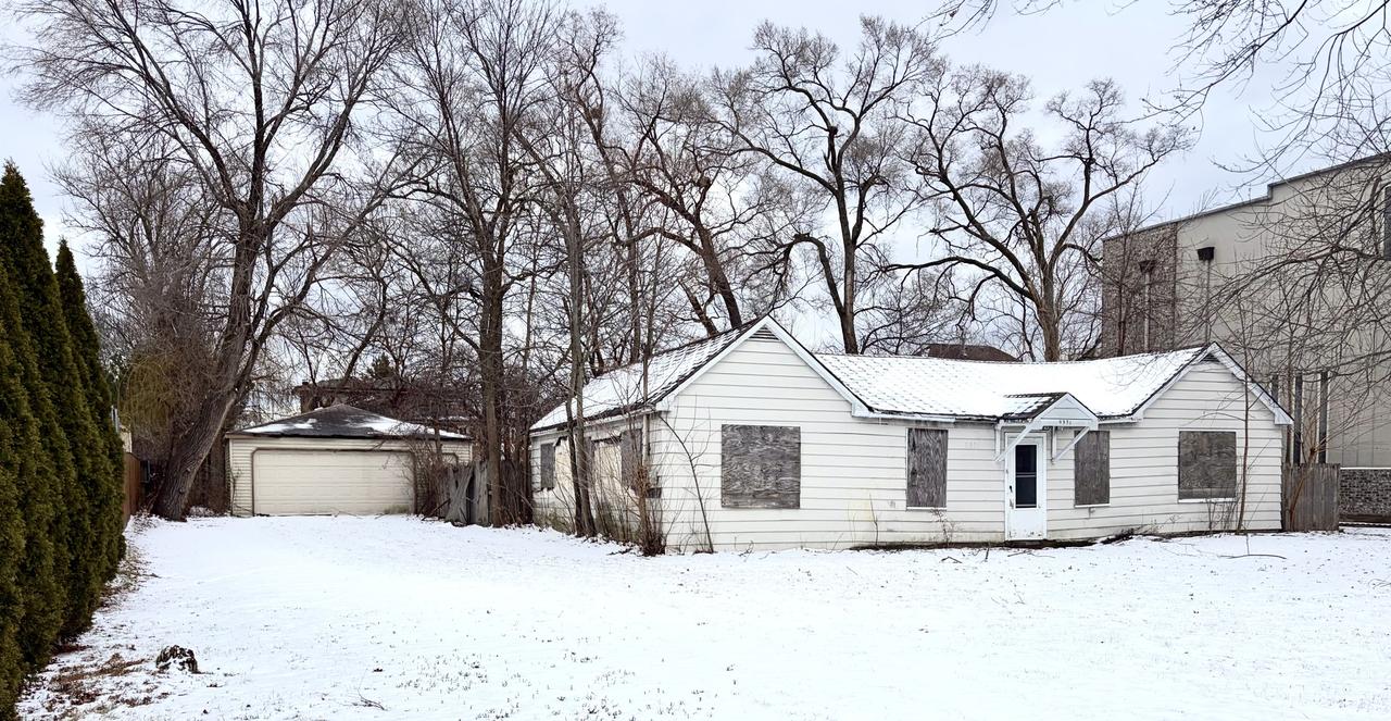 9331 Knight Ave., Des Plaines, IL 60016