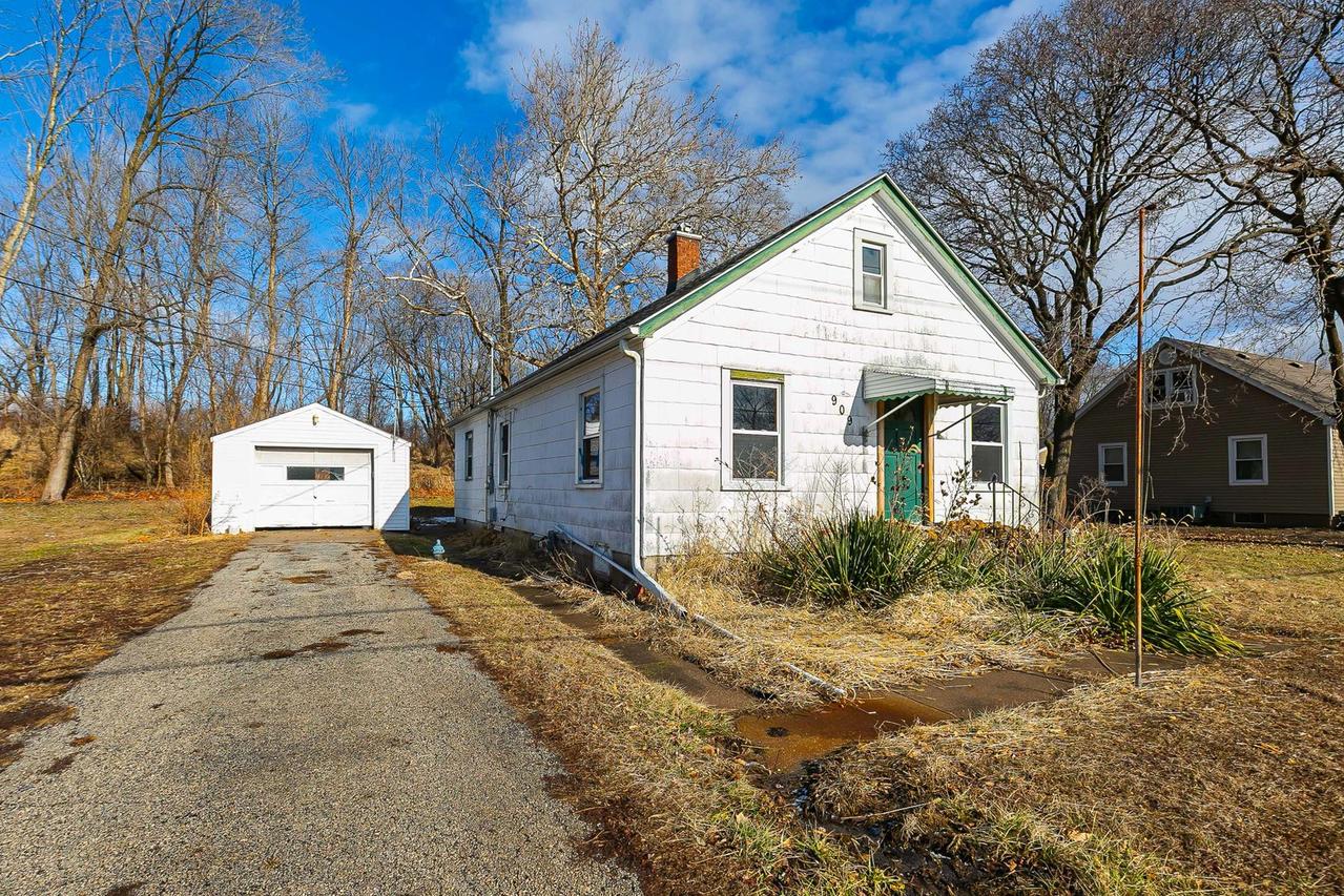 909 Cleveland Rd., Colona, IL 61282