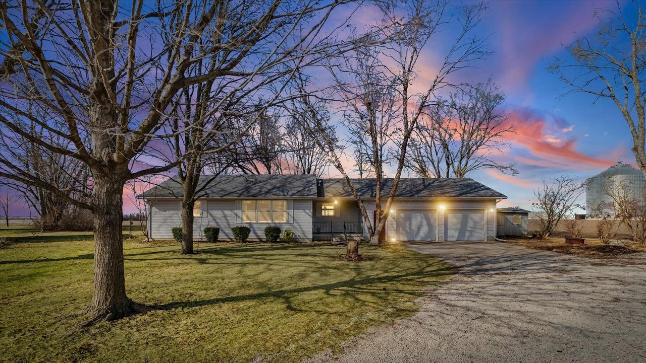 206 Maple St., Sidney, IL 61877