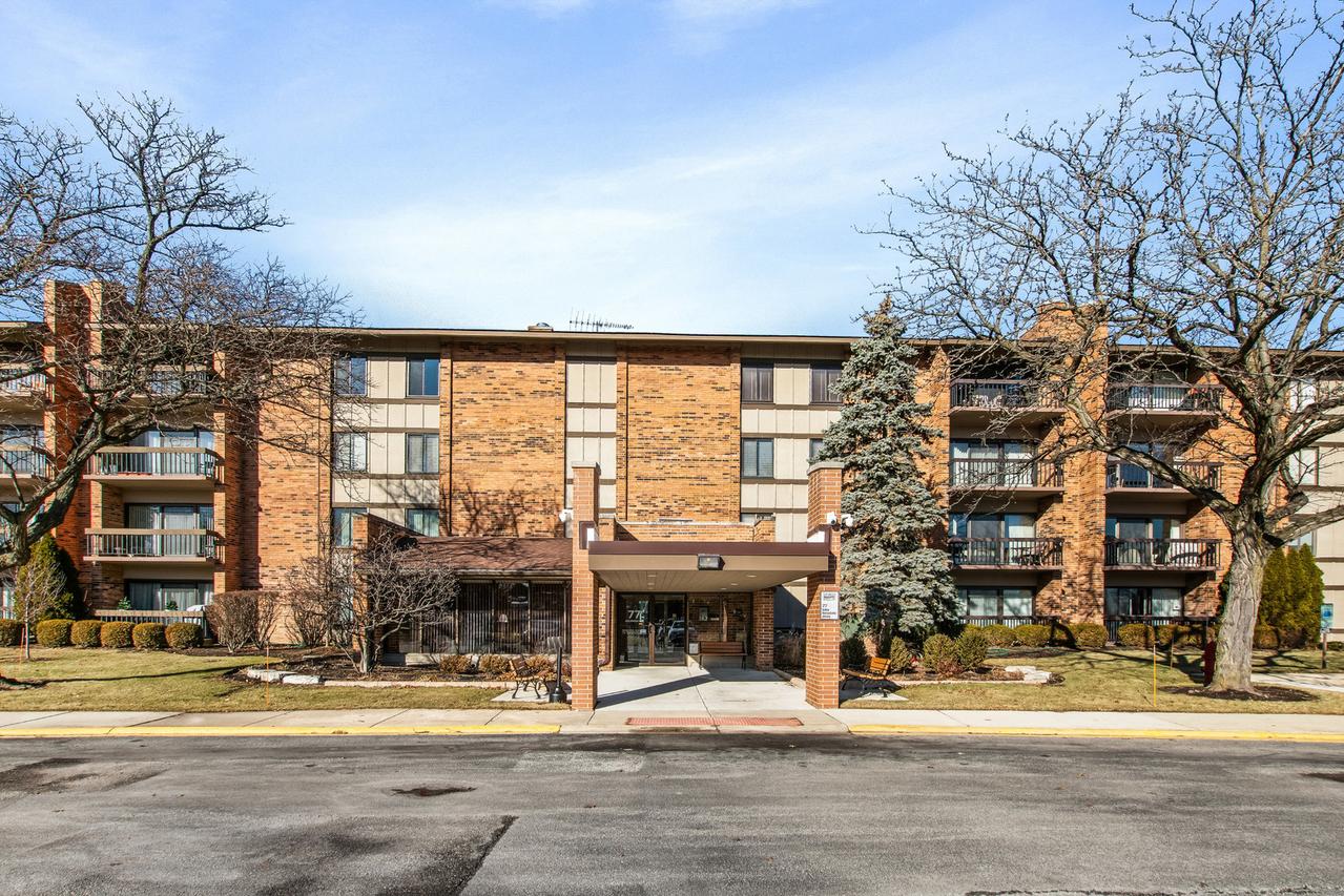 77 Lake Hinsdale Dr. #207, Willowbrook, IL 60527