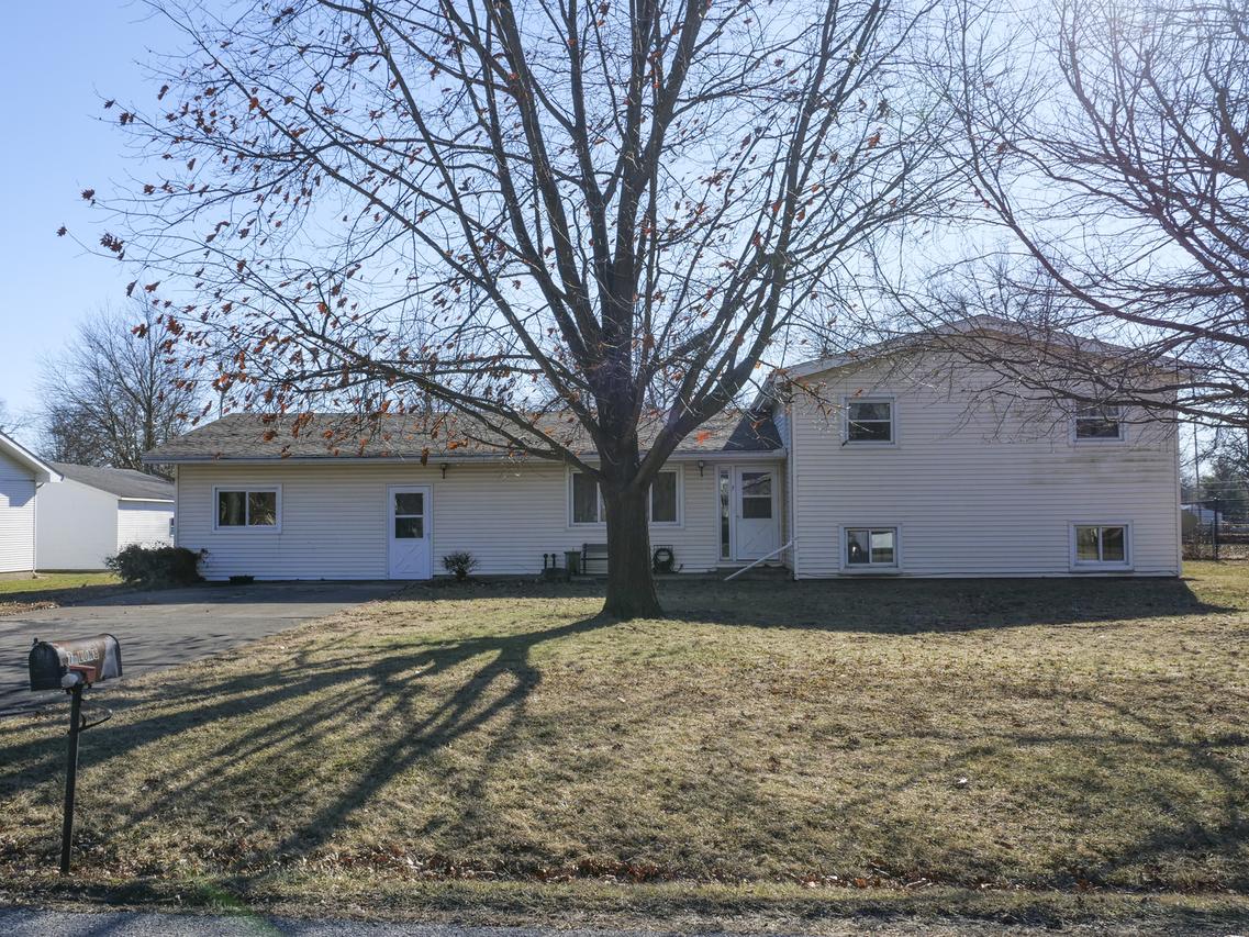 7 Birch Ln., Villa Grove, IL 61956