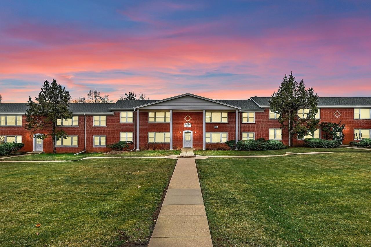 209 W Johnson St. #1B, Palatine, IL 60067