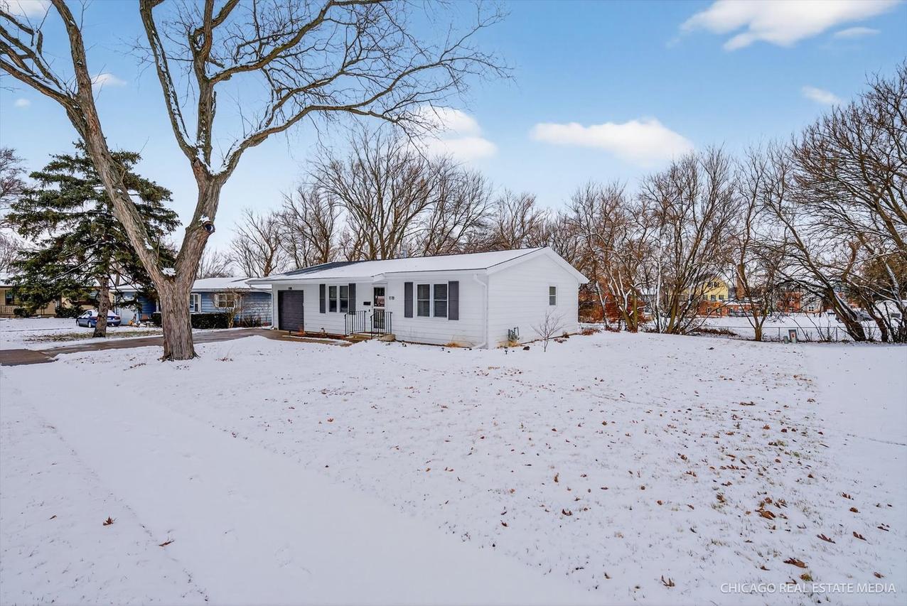 1118 Manchester Mall, Mchenry, IL 60050