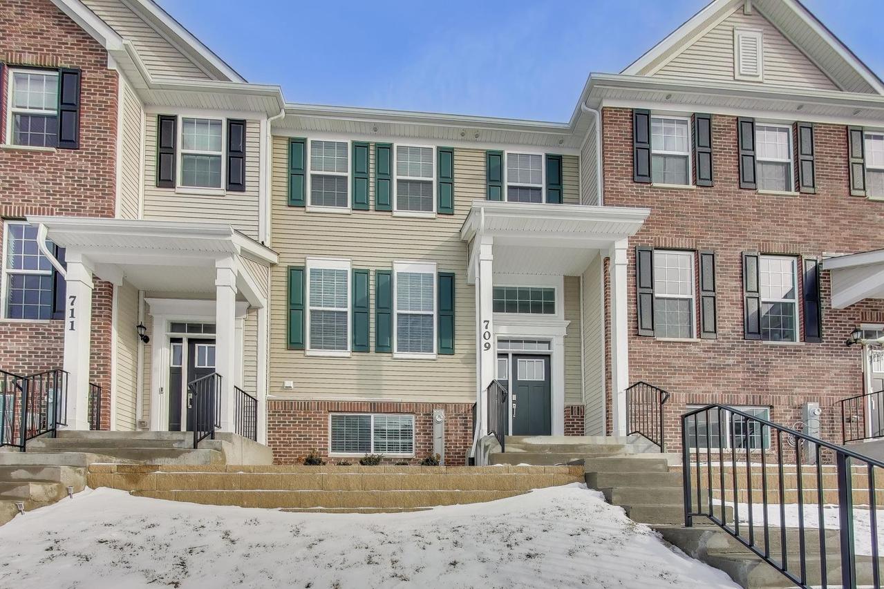 709 Neubauer Cir., Lindenhurst, IL 60046