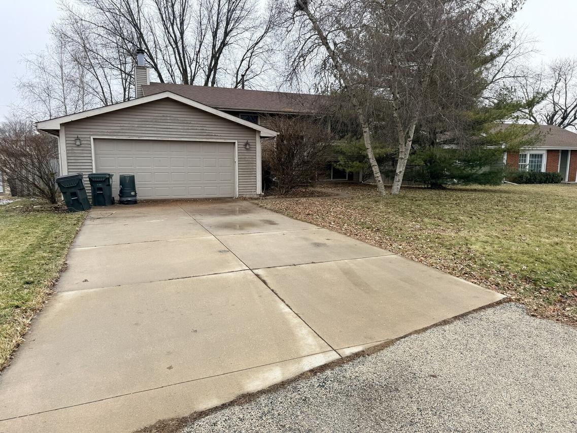 1807 Pinecrest Ln., Lindenhurst, IL 60046