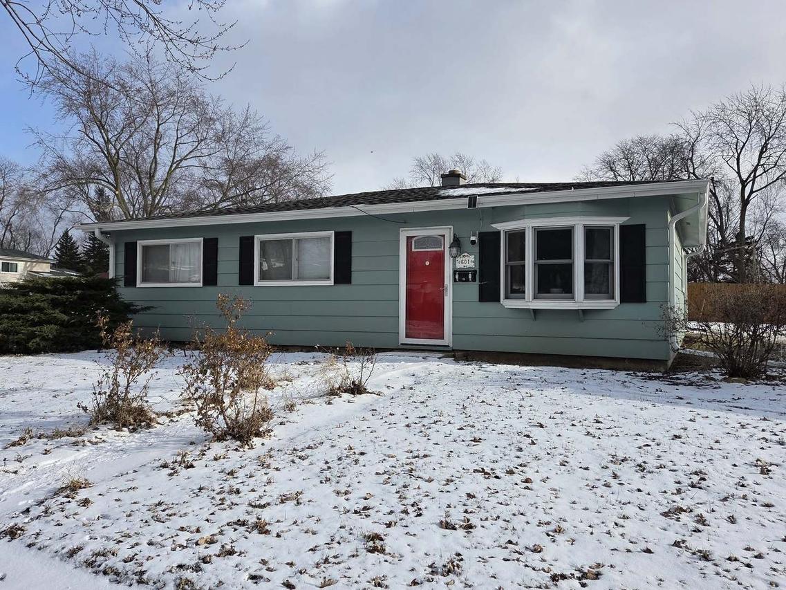 601 Ridgewood Rd., Streamwood, IL 60107
