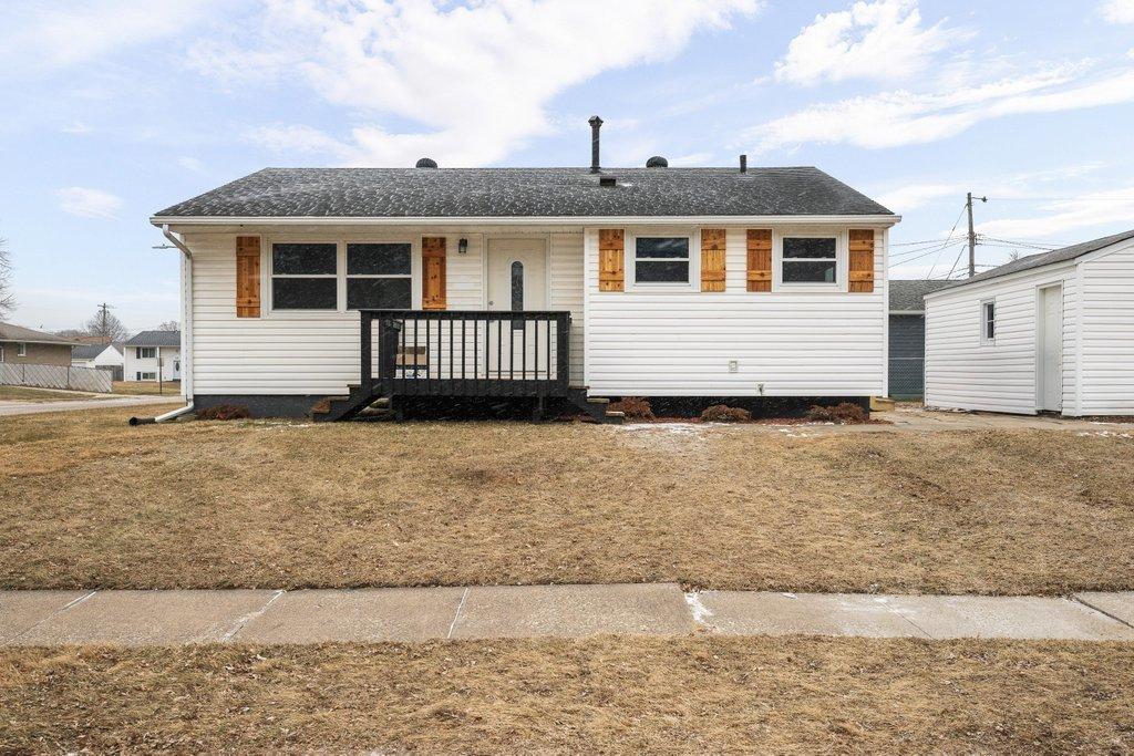 392 33rd Avenue Ct., East Moline, IL 61244