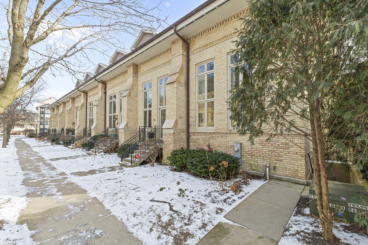 194 Whistler Rd. #301, Highland Park, IL 60035