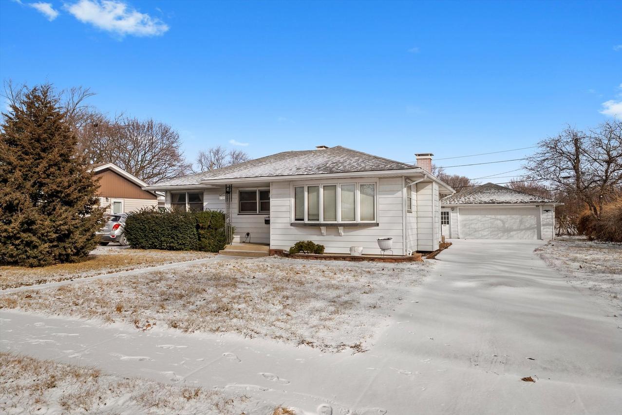 735 Westgate Dr., Aurora, IL 60506