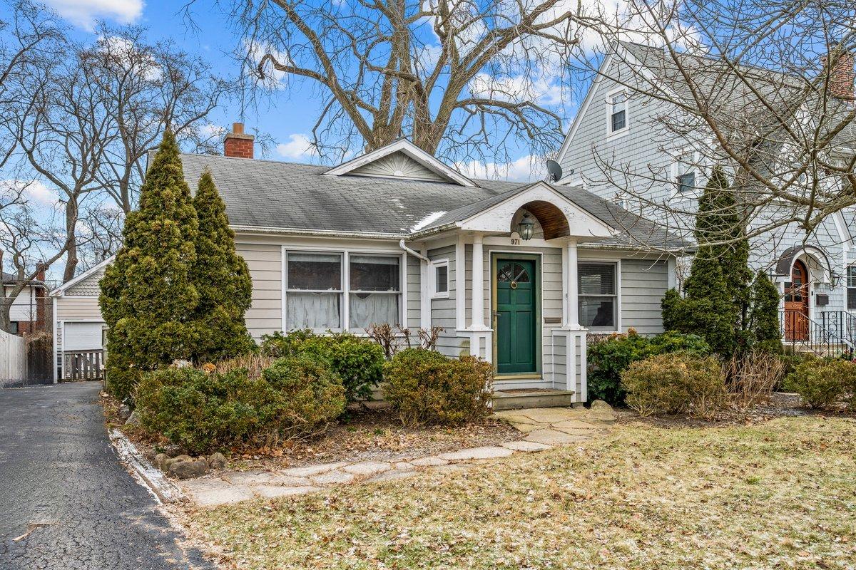 971 Windsor Rd., Highland Park, IL 60035