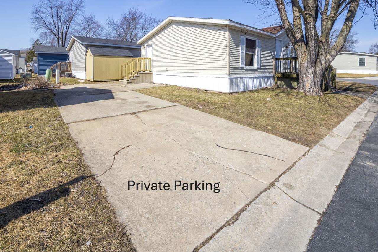 285 Park Ln., Sauk Village, IL 60411