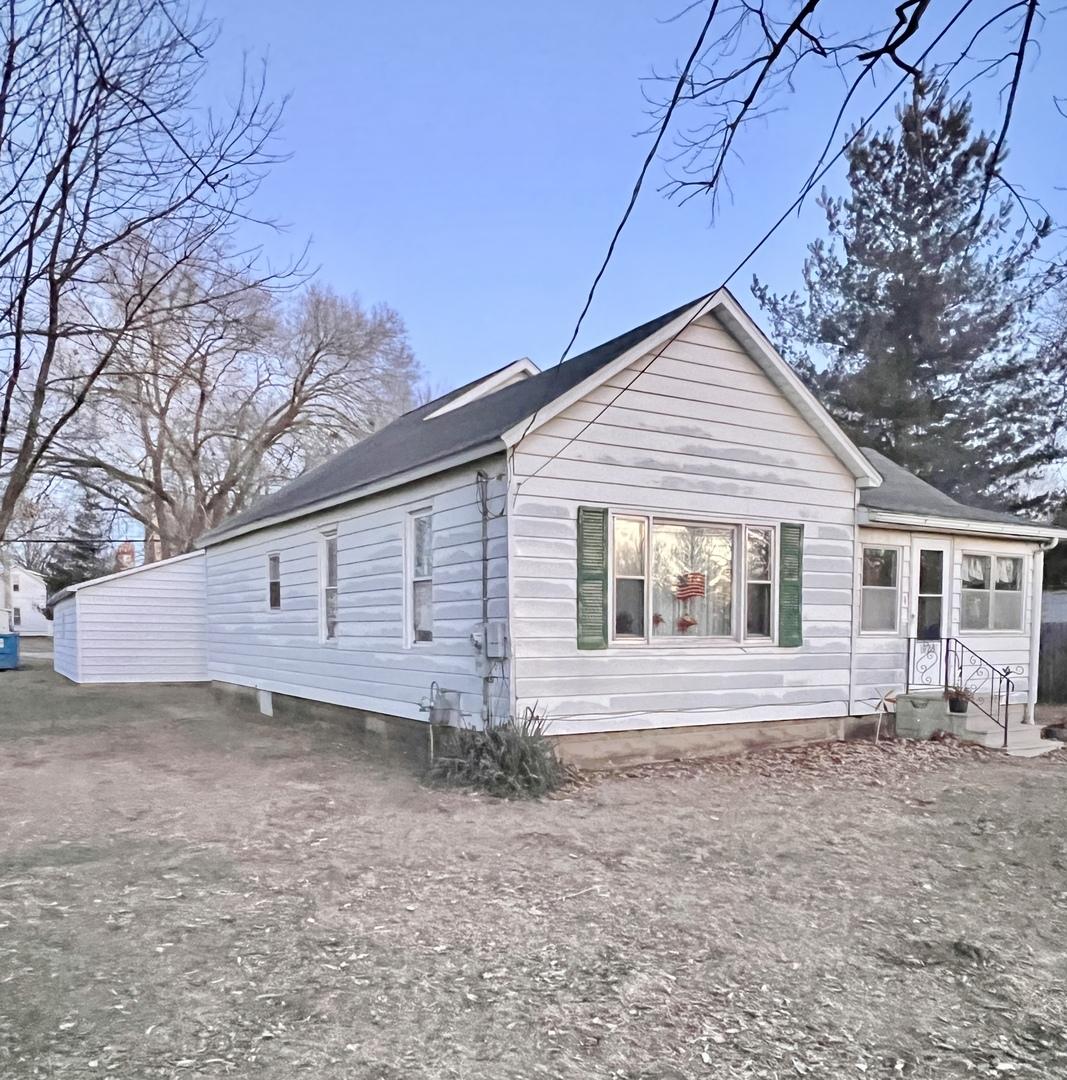 925 8th St., Erie, IL 61250