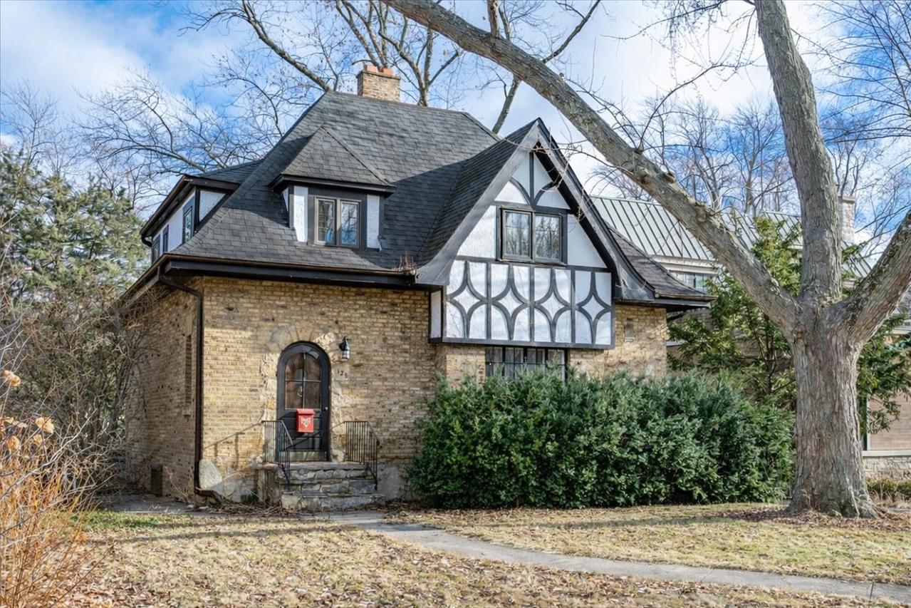 128 Lawndale Ave., Wilmette, IL 60091