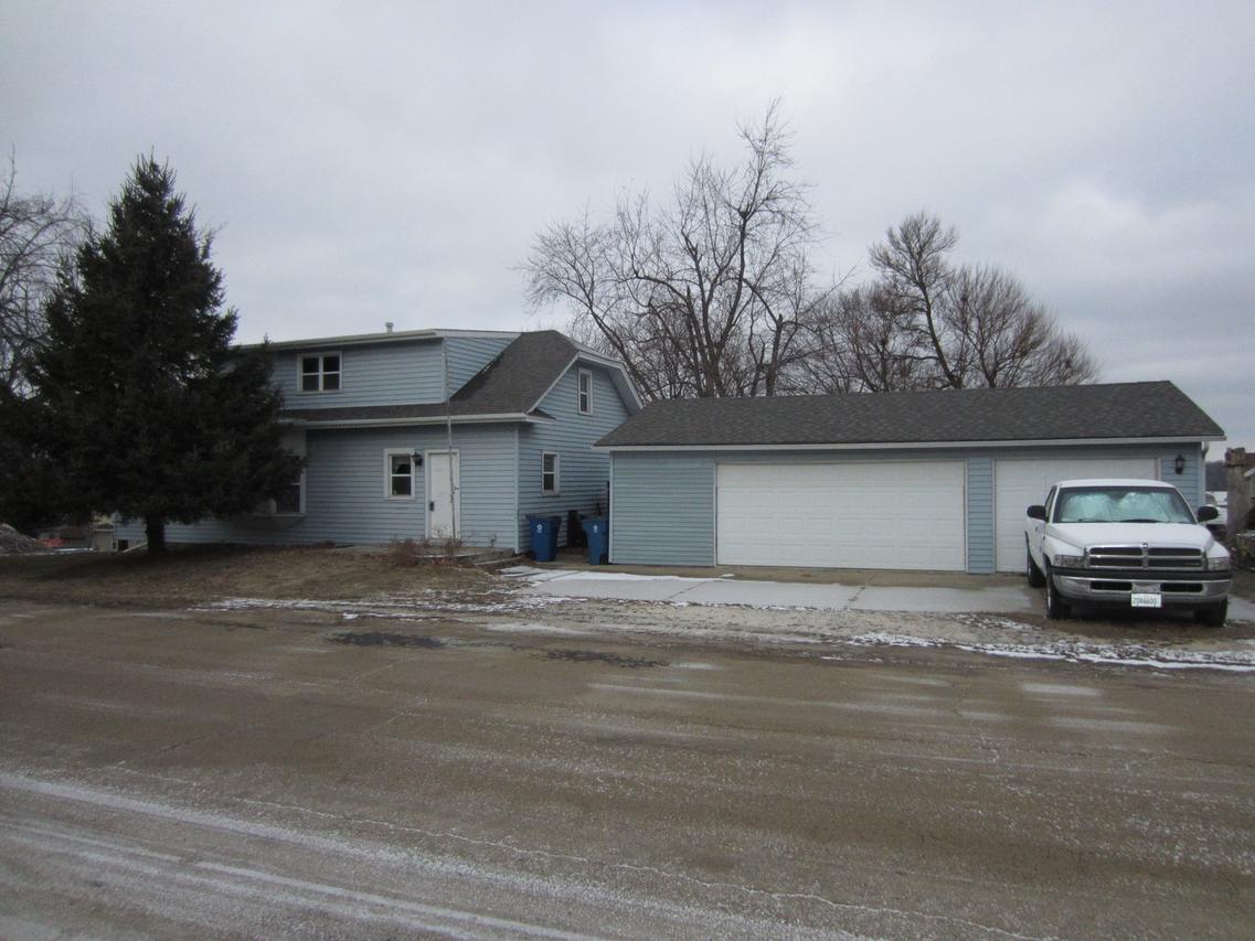 407 1st Ave., Albany, IL 61230