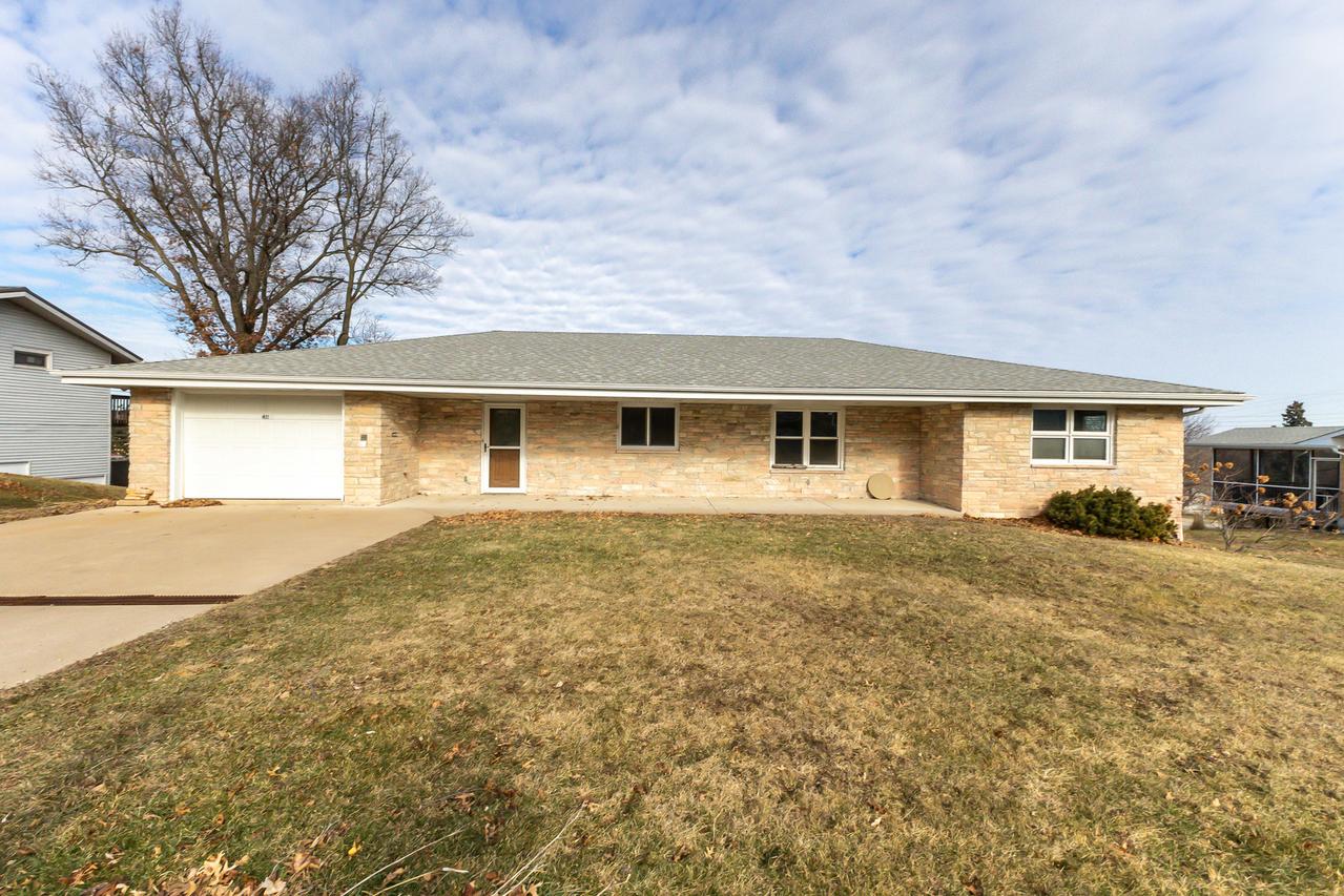 415 W Columbia Ave., Stockton, IL 61085