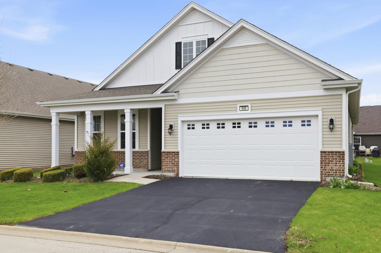 935 Carolina Ct., Pingree Grove, IL 60140