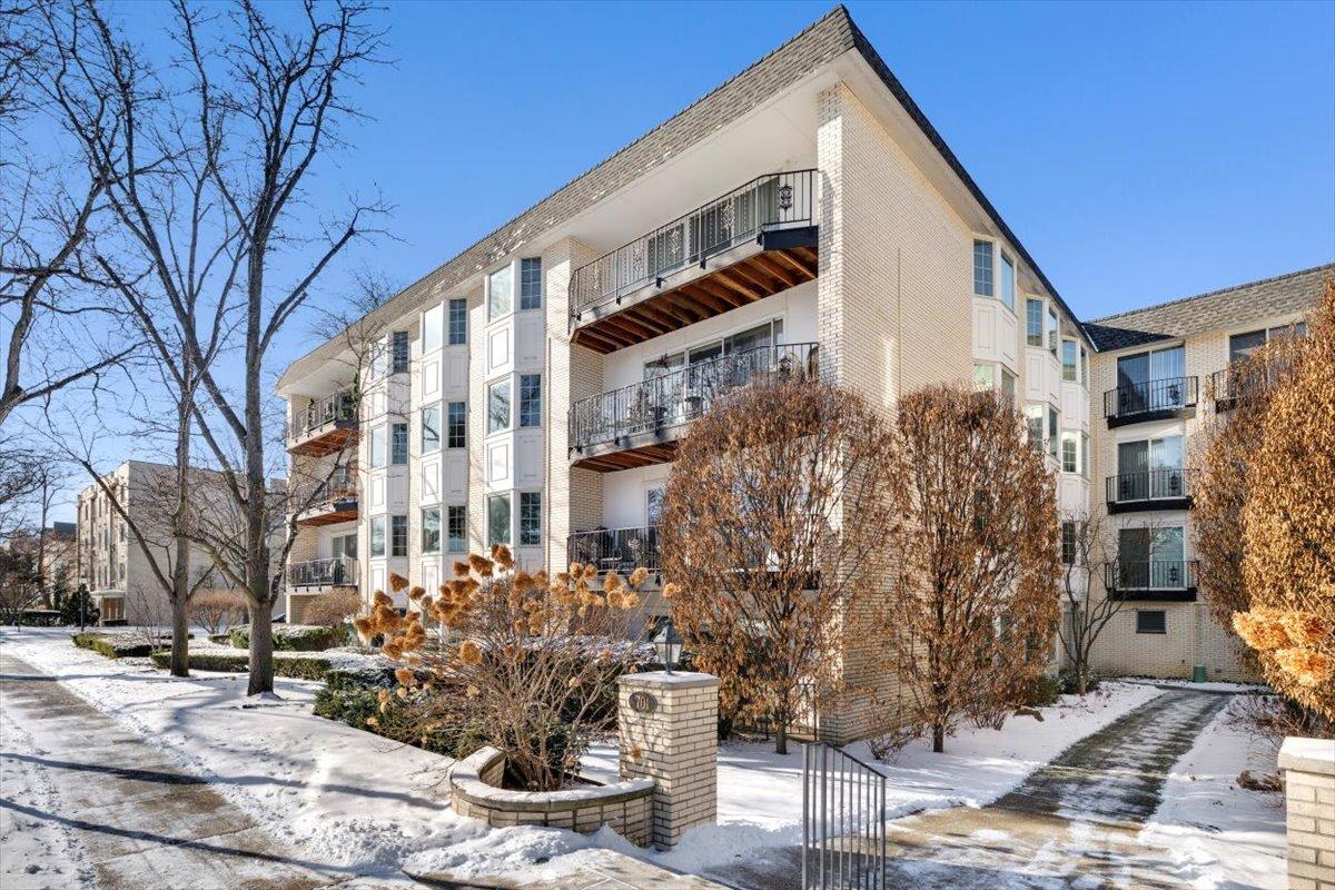 701 Ridge Rd. #2B, Wilmette, IL 60091