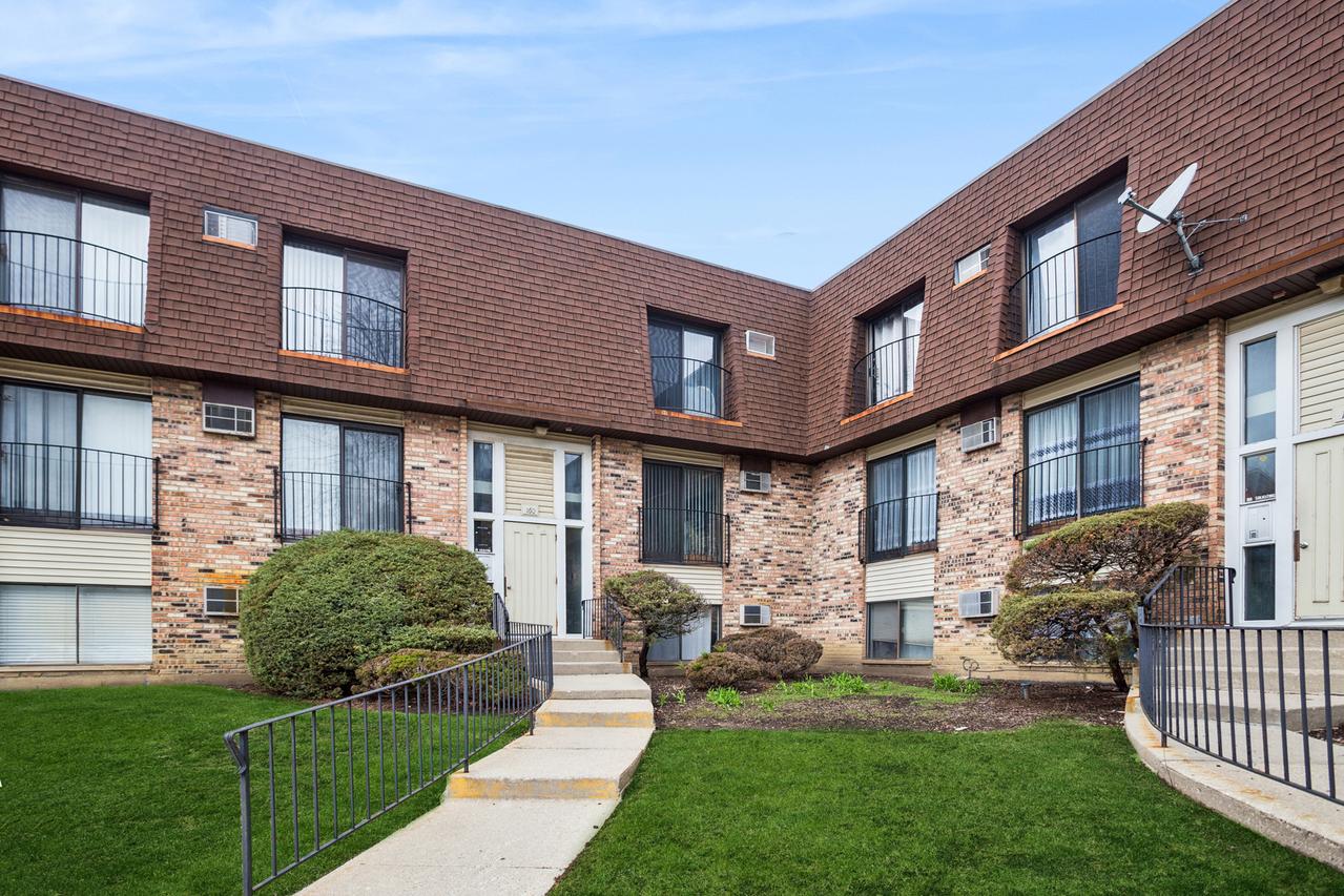 160 S Waters Edge Dr. #202, Glendale Heights, IL 60139