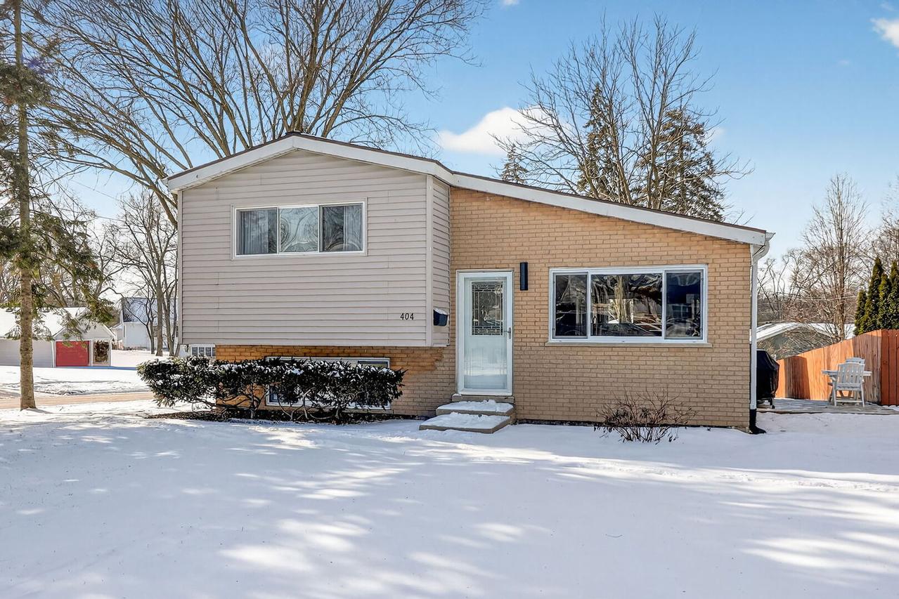 404 Lawrence Ave., Glen Ellyn, IL 60137