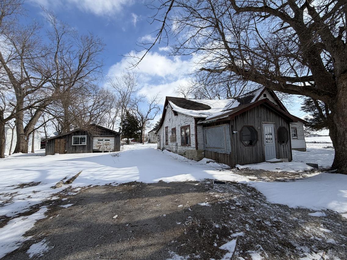 112 S Walnut St., Oakland, IL 61943