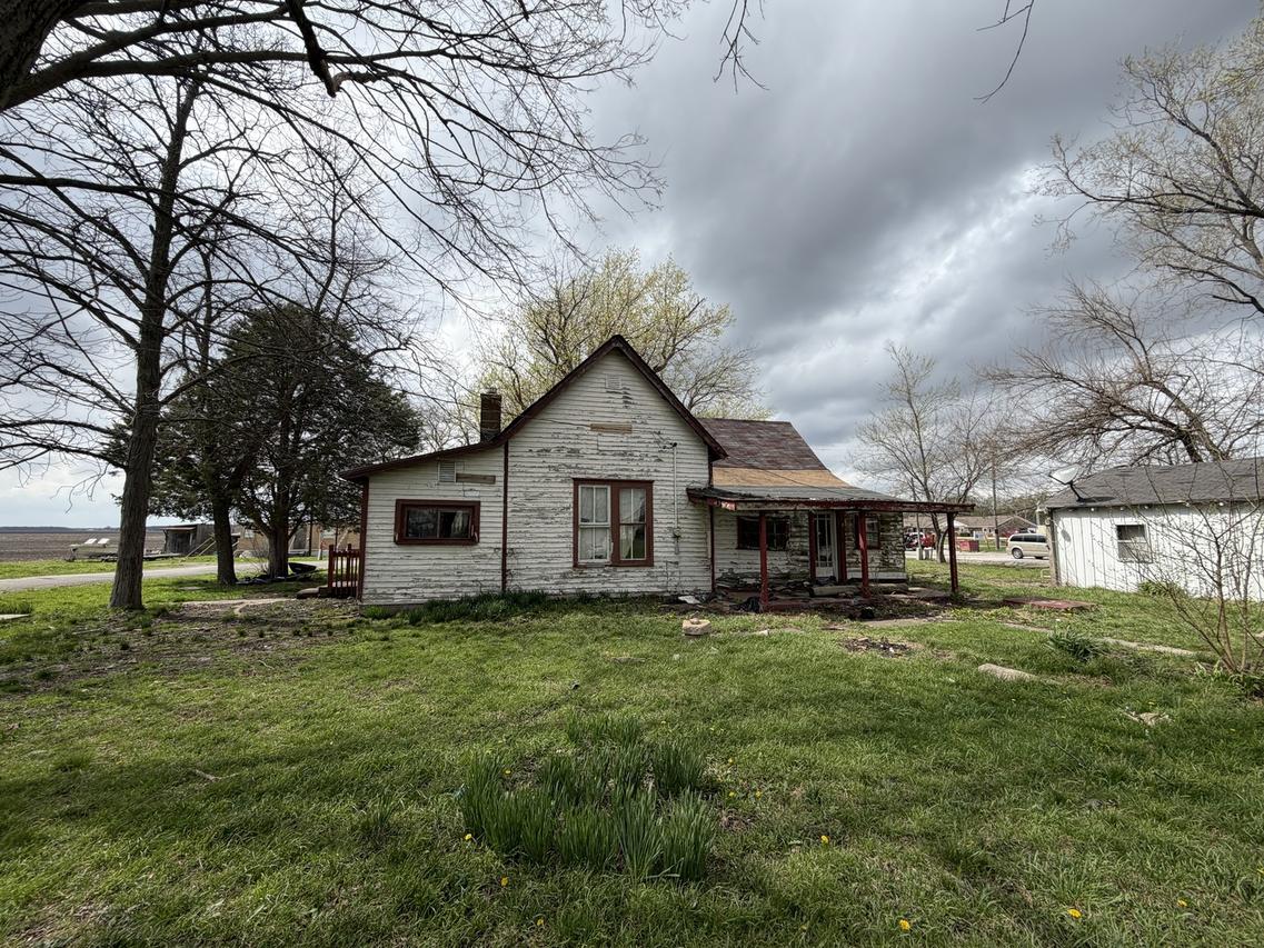112 S Walnut St., Oakland, IL 61943