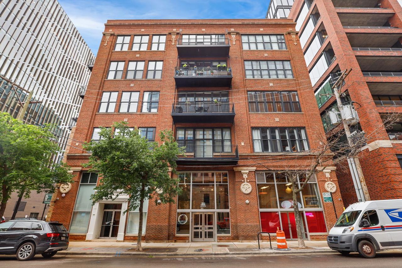 215 N Aberdeen St. #202B, Chicago, IL 60607