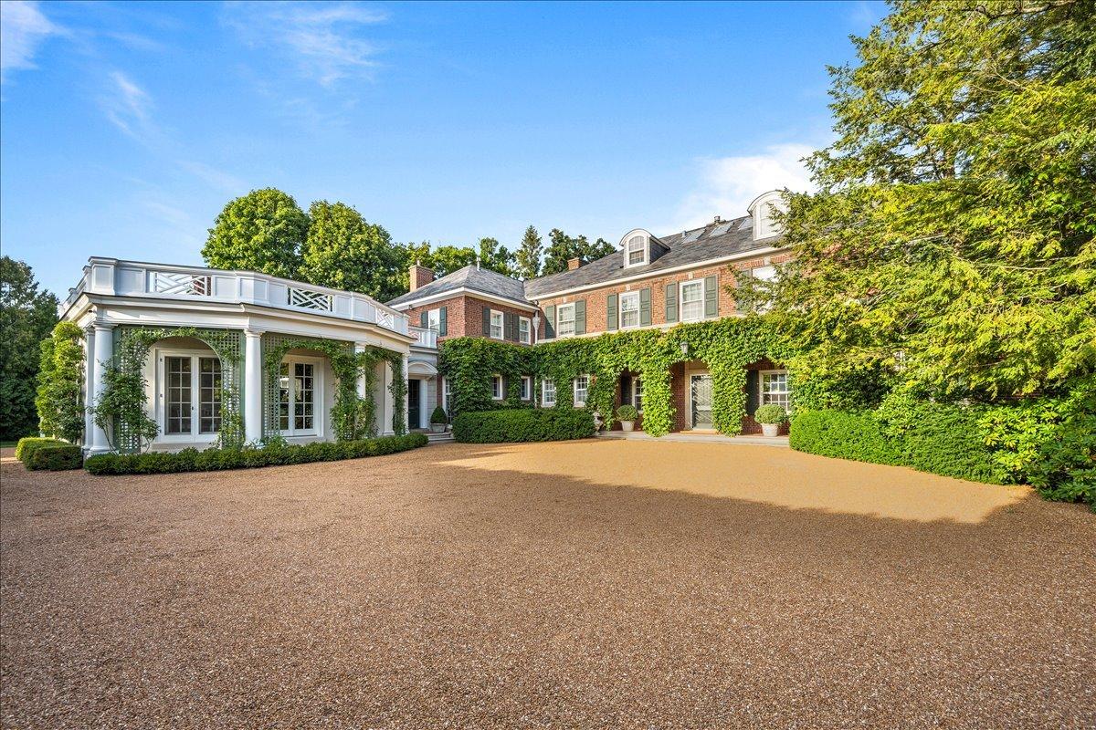 788 E Woodland Rd., Lake Forest, IL 60045