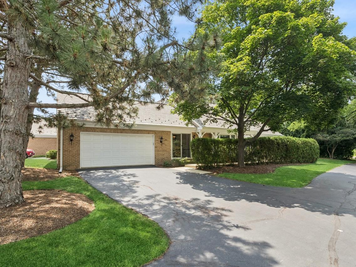 1427 Shire Cir., Inverness, IL 60067