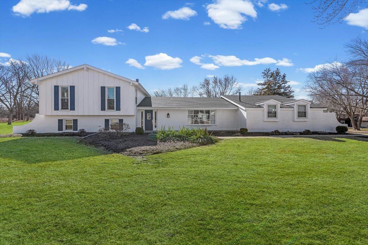 19 Golfview Ln., Lake Barrington, IL 60010