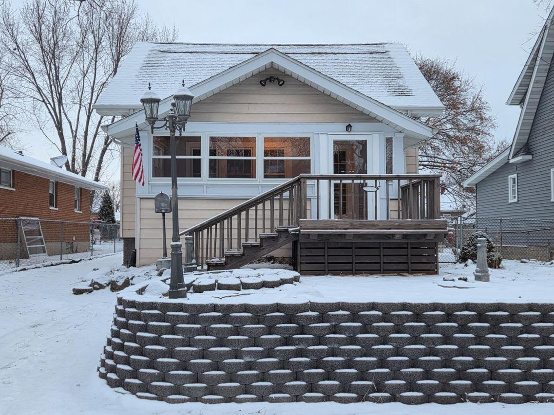 2108 Lloyd Ave., Waukegan, IL 60085