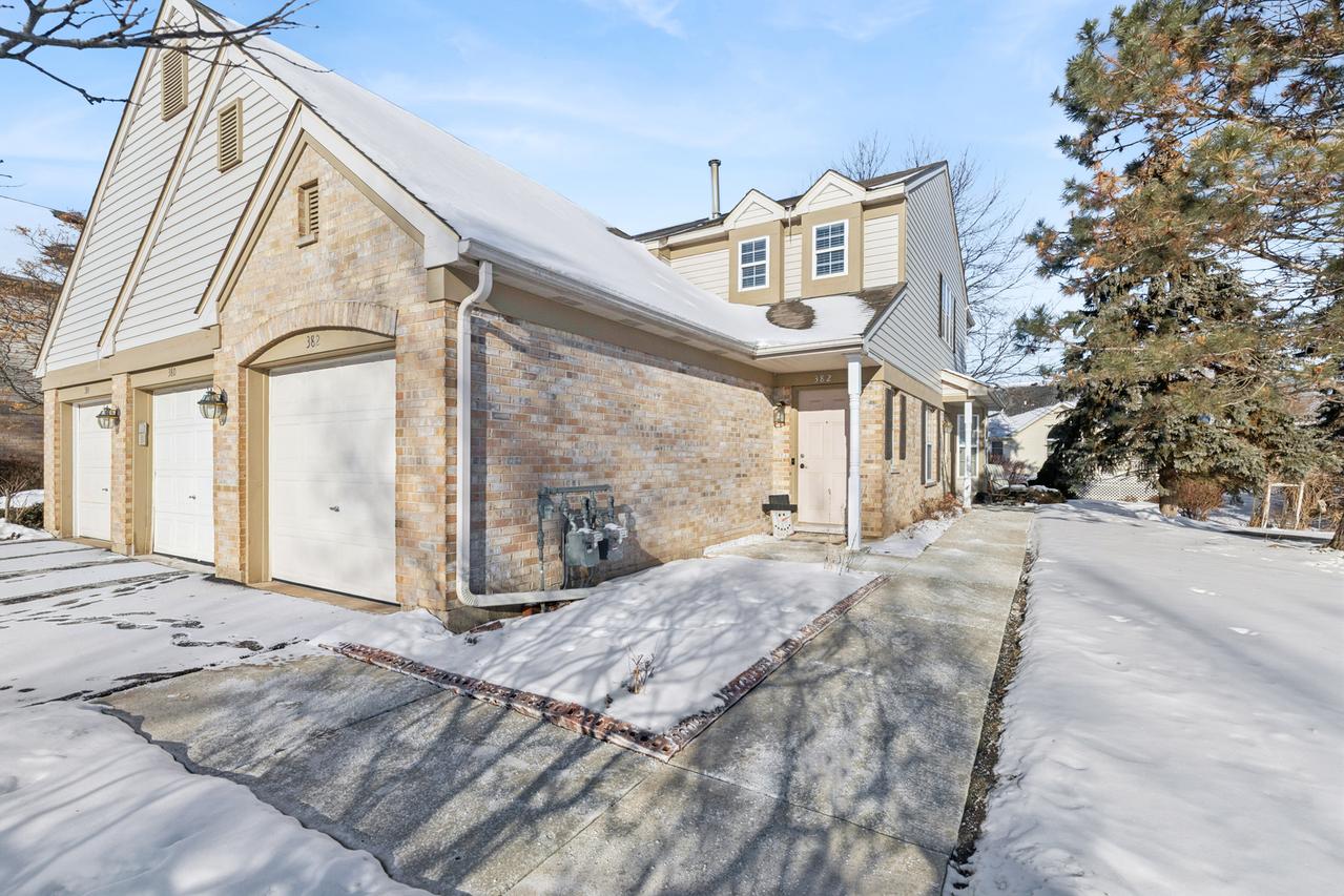 382 Crystal Ridge Dr., Crystal Lake, IL 60012