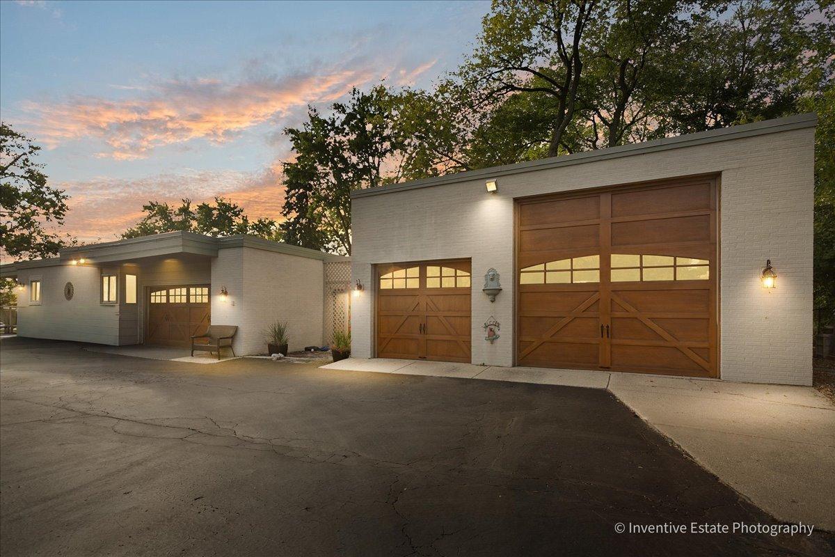 11S054 Jackson St., Burr Ridge, IL 60527