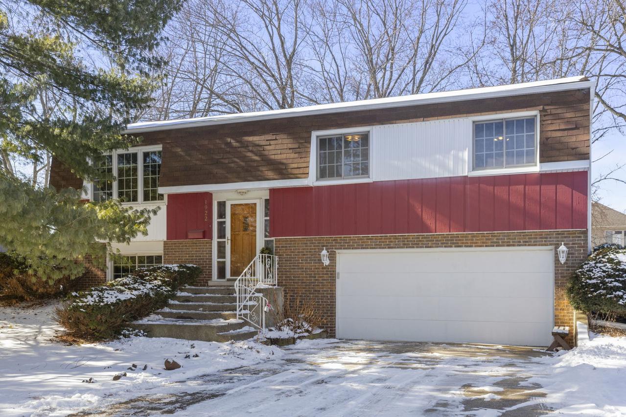 1922 Cambridge Ln., Wheaton, IL 60189