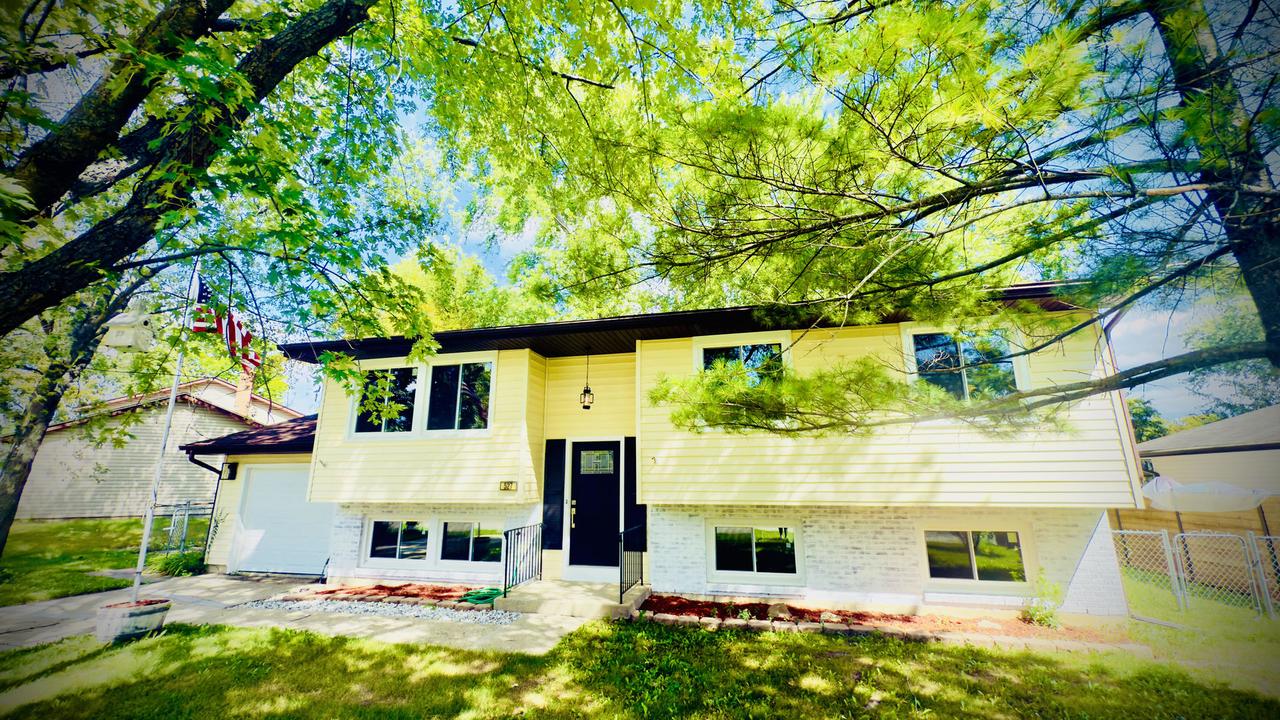 527 Northgate Rd., Lindenhurst, IL 60046