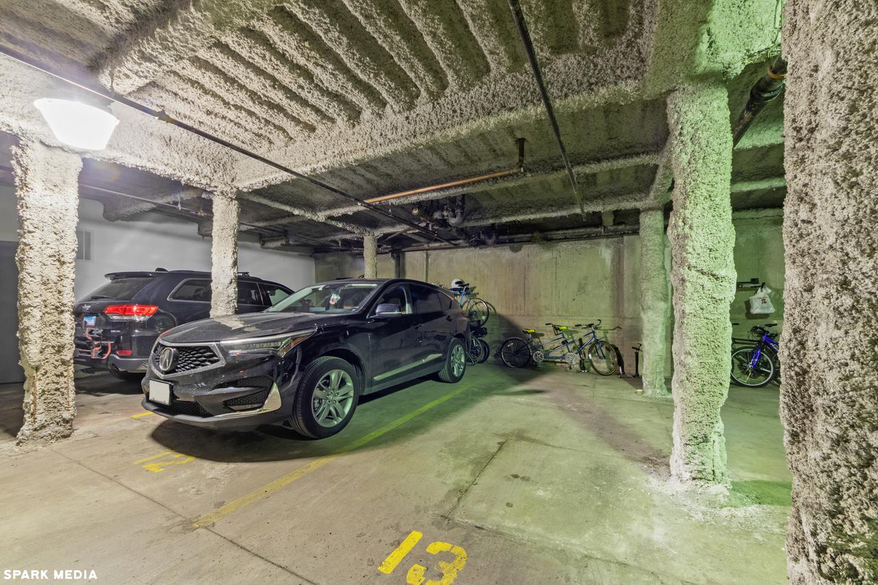 1215 W Gunnison St. #P-13, Chicago, IL 60640