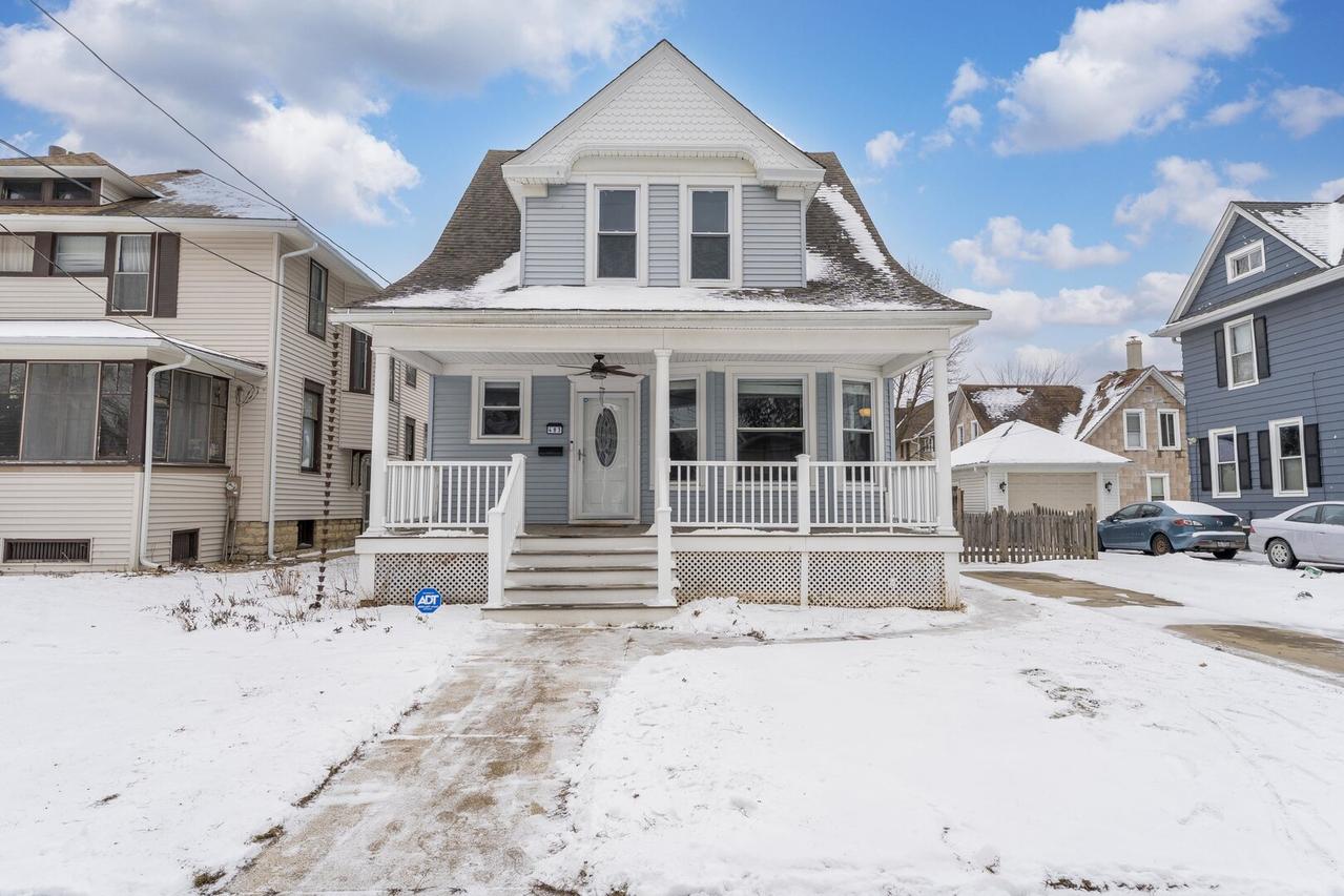 483 Barrett St., Elgin, IL 60120