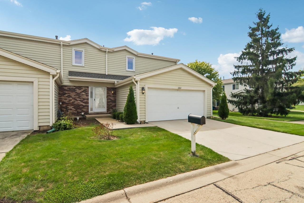 682 Claridge Cir., Hoffman Estates, IL 60169