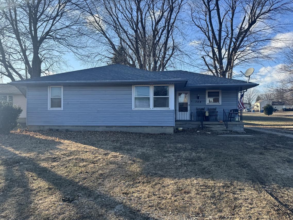 704 S Park Ave., Lamoille, IL 61330