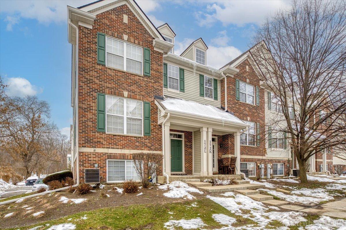 172 N East River Rd. #L, Des Plaines, IL 60016